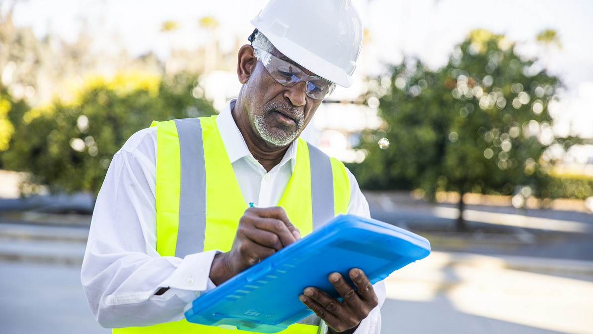 A man conducting an appraisal.